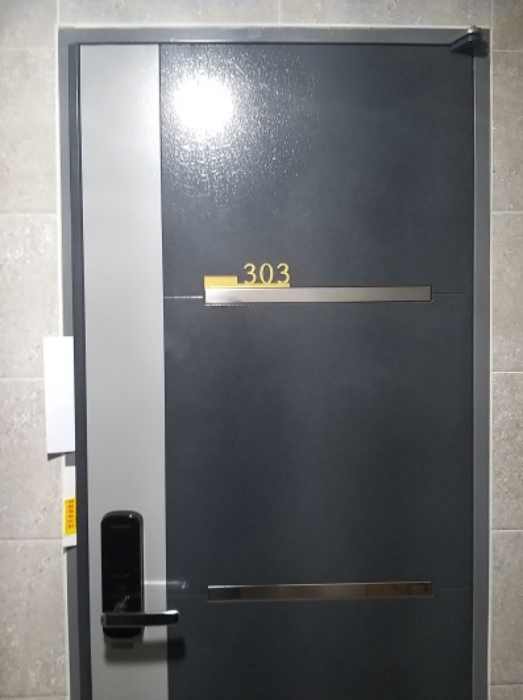 303호 출입문