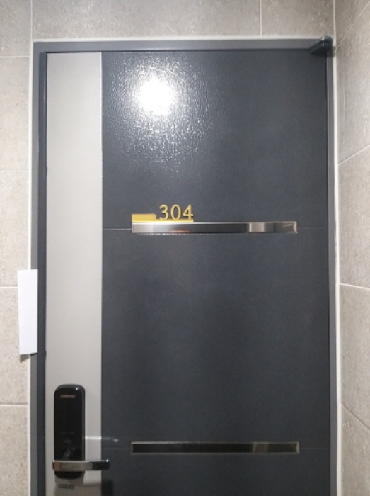 304호 출입문