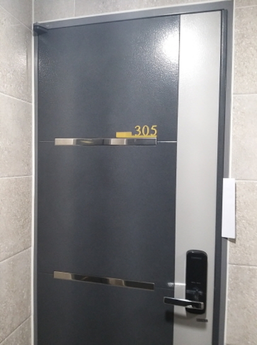 305호 출입문