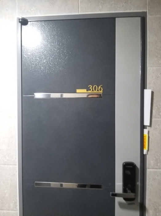 306호 출입문