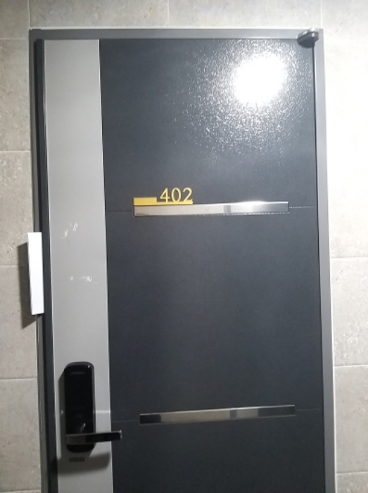 402호 출입문