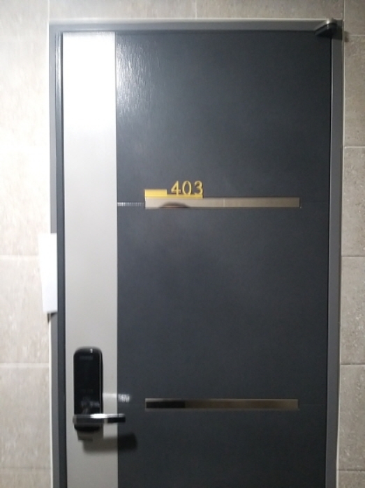 403호 출입문