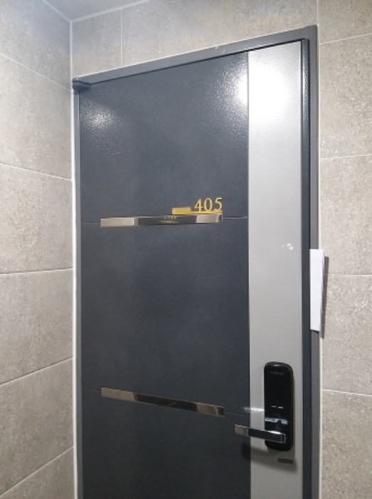 405호 출입문