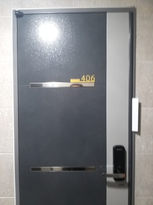 406호 출입문