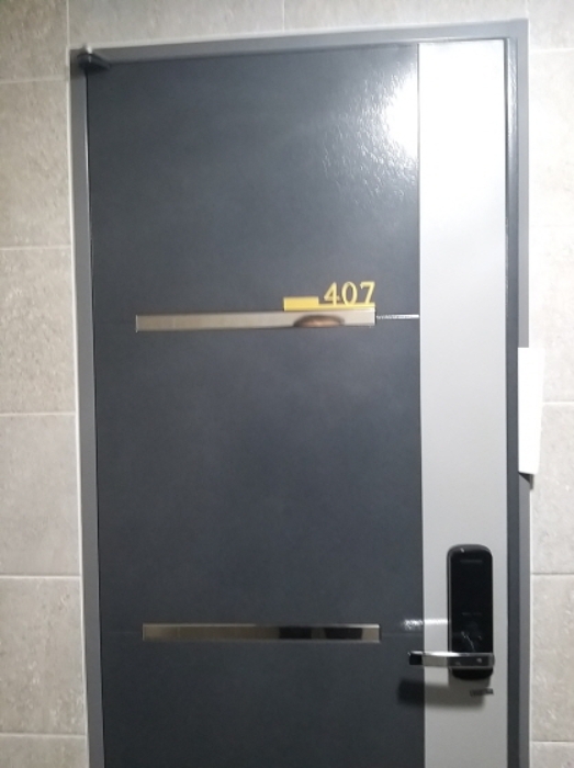 407호 출입문