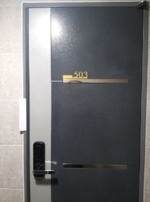 503호 출입문