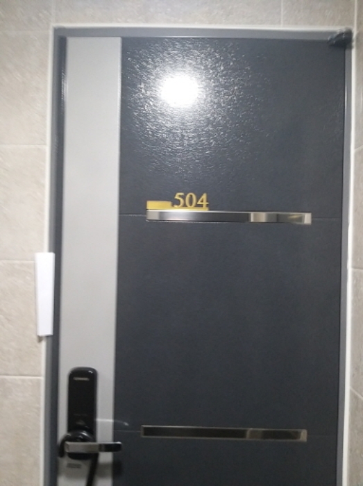 504호 출입문