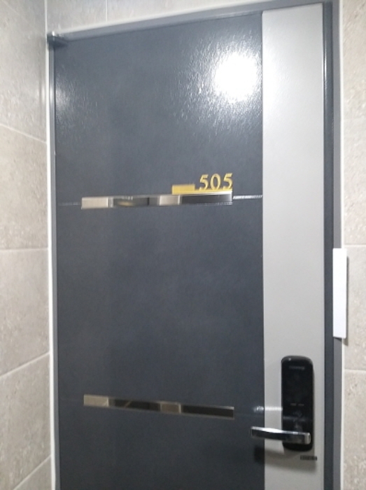 505호 출입문