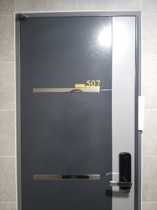 507호 출입문