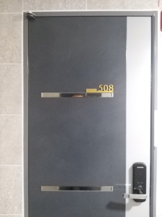 508호 출입문