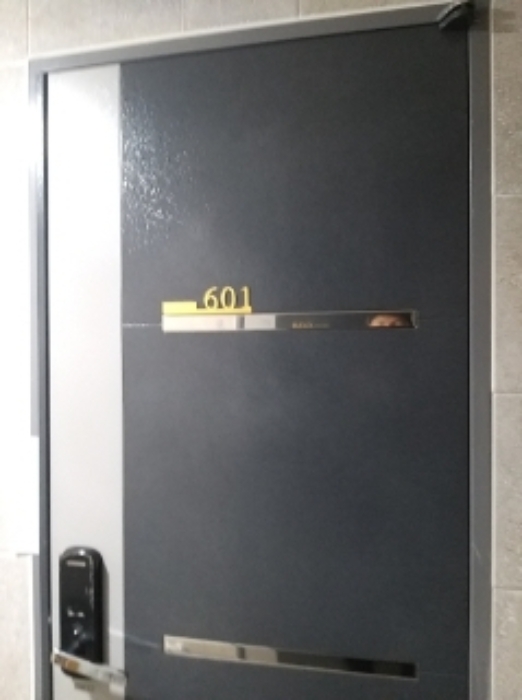 601호 출입문