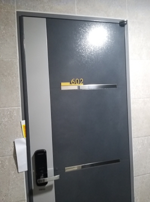 602호 출입문