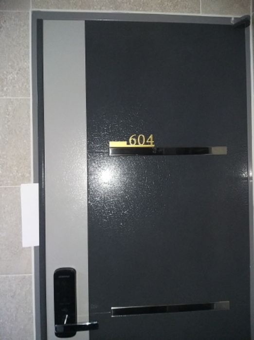 604호 출입문