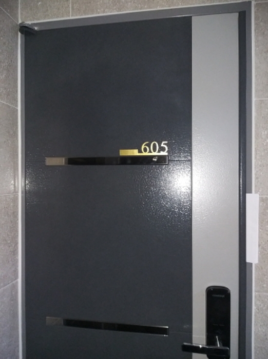 605호 출입문