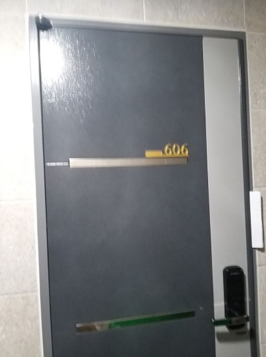 606호 출입문