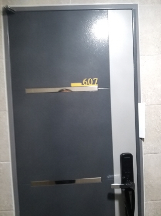 607호 출입문
