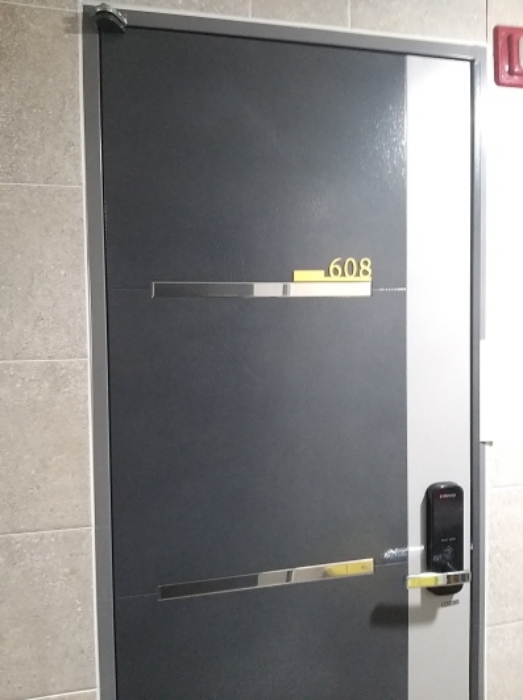 608호 출입문