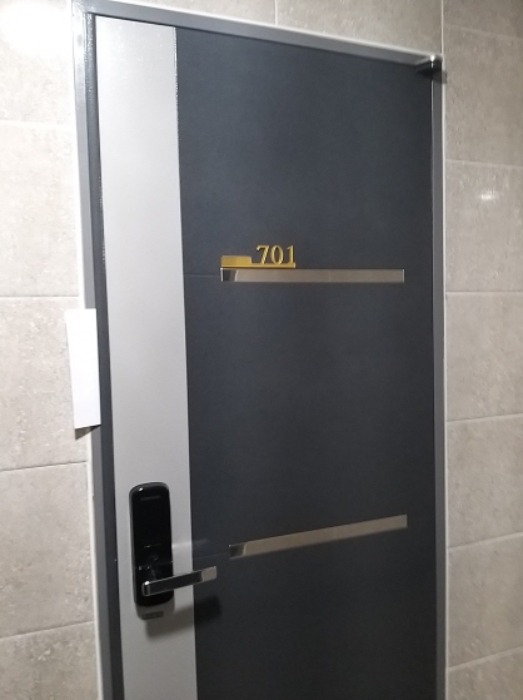 701호 출입문