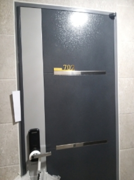 702호 출입문