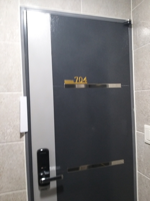 704호 출입문