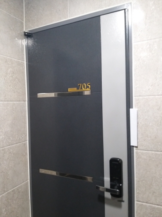 705호 출입문