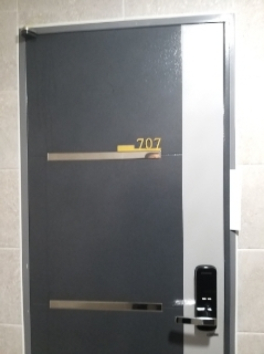707호 출입문