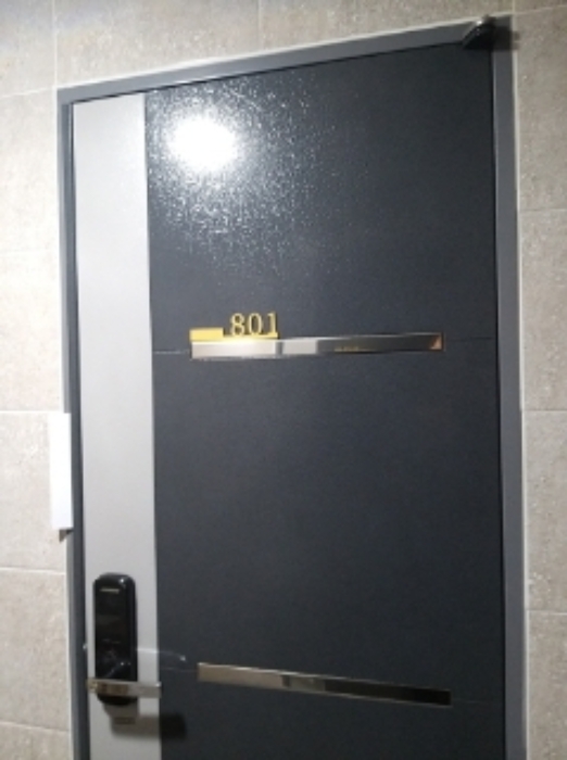 801호 출입문