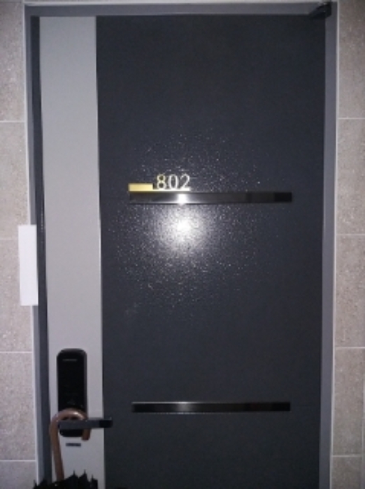802호 출입문
