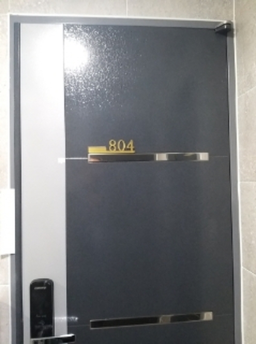 804호 출입문