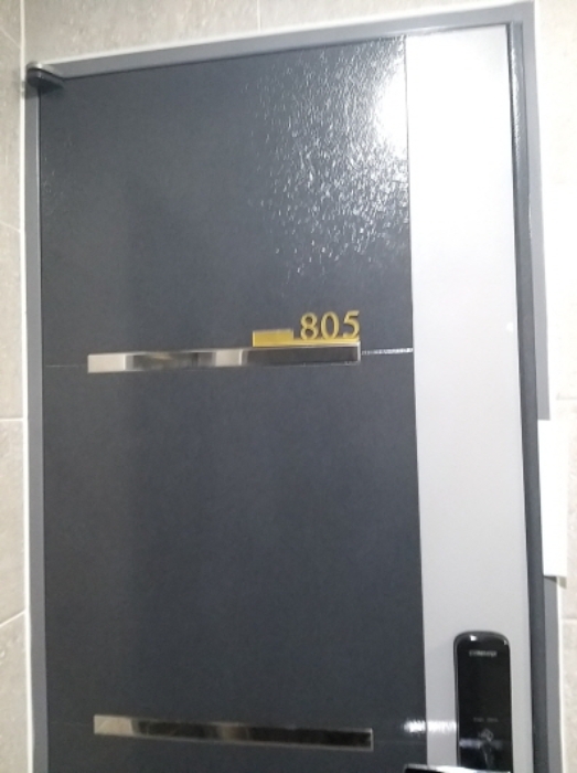805호 출입문
