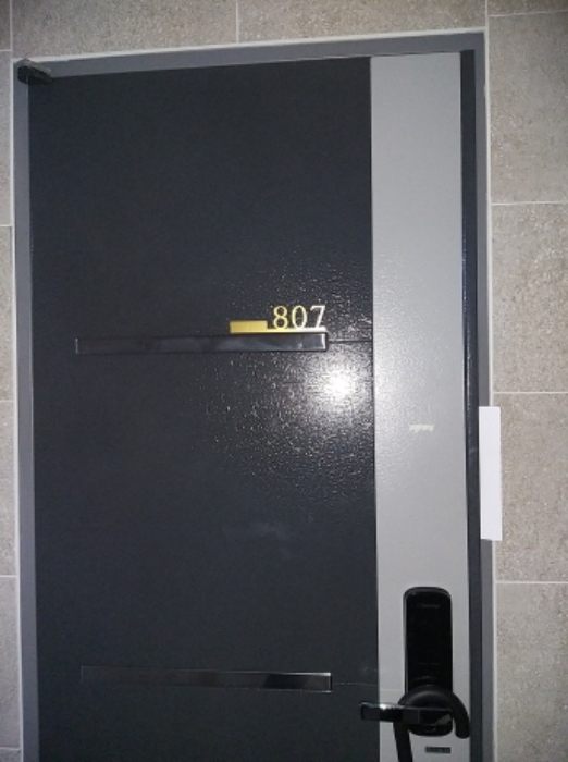 807호 출입문