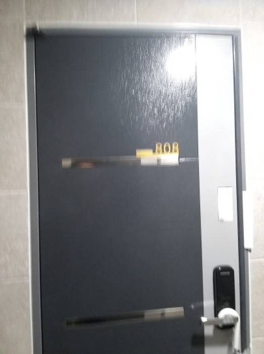 808호 출입문