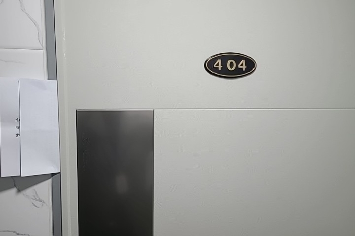 세대출입문(404호 폐문부재)