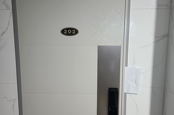 세대출입문(202호 폐문부재)