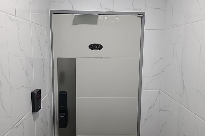 세대출입문(203호 폐문부재)