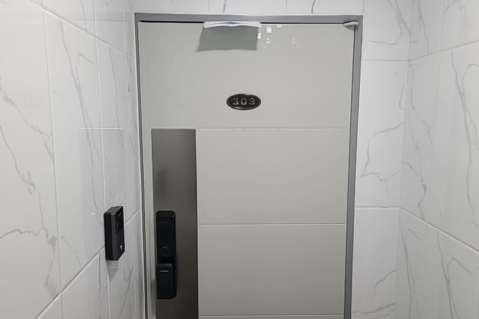 세대출입문(303호 폐문부재)