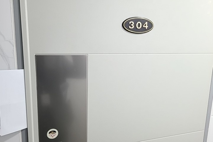 세대출입문(304호 폐문부재)