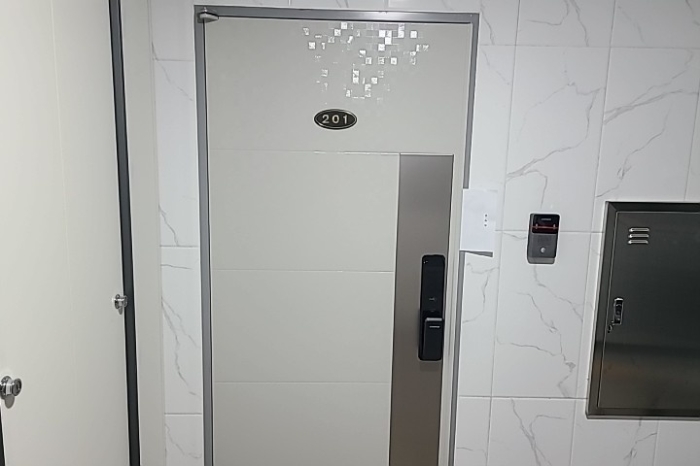 세대출입문(201호 폐문부재)