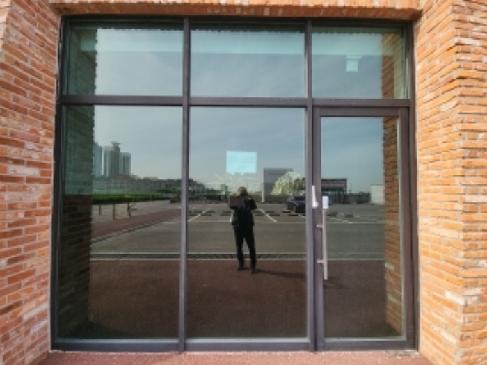 출입문 및 안내