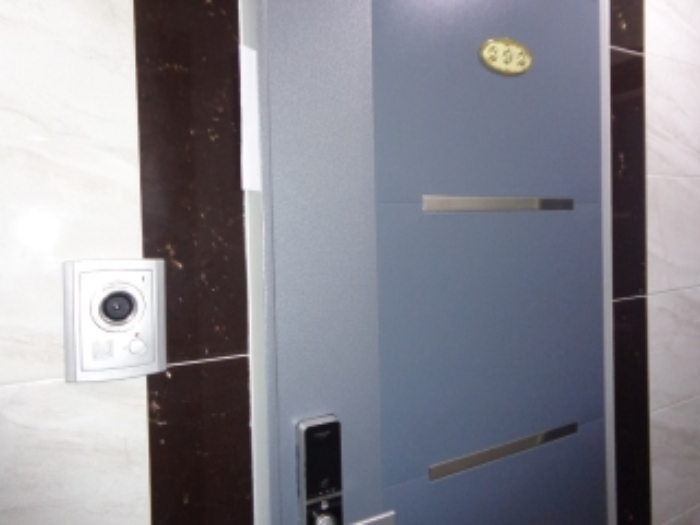 [목록 2] 지상 2층 202호 현관 출입문 모습