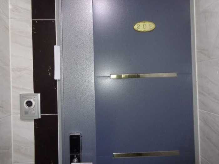 [목록 2] 지상 2층 203호 현관 출입문 모습