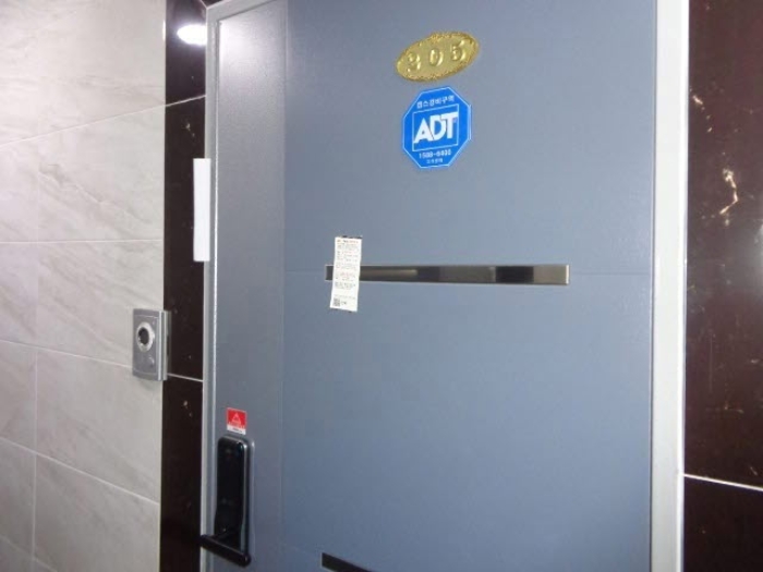 [목록 2] 지상 2층 205호 현관 출입문 모습