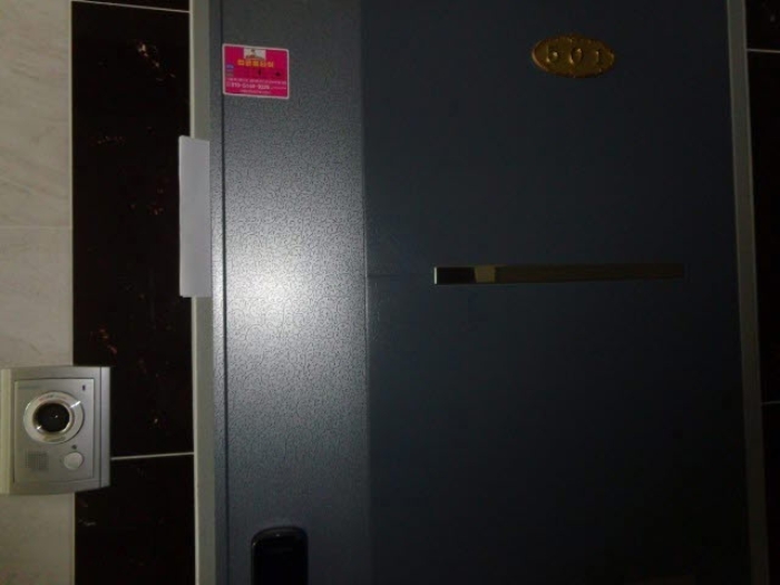 [목록 2] 지상 4층 501호 현관 출입문 모습