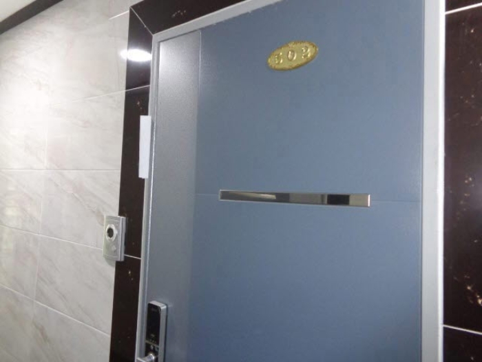 [목록 2] 지상 4층 502호 현관 출입문 모습