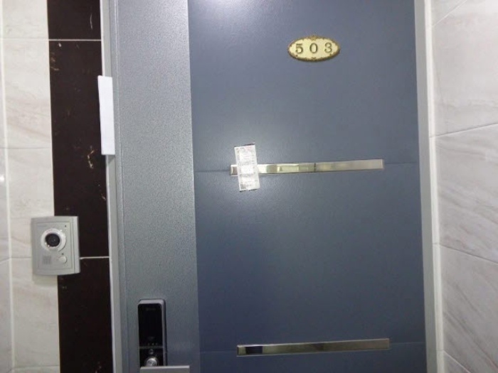 [목록 2] 지상 4층 503호 현관 출입문 모습