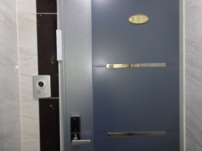 [목록 2] 지상 3층 303호 현관 출입문 모습