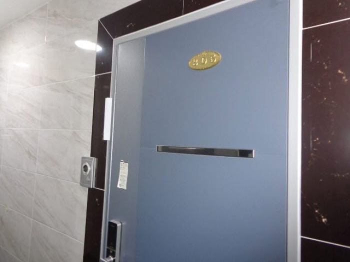 [목록 2] 지상 3층 305호 현관 출입문 모습