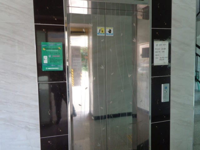 [목록 2] 지상 1층 공동출입구 근처에 있는 엘리베이터 모습