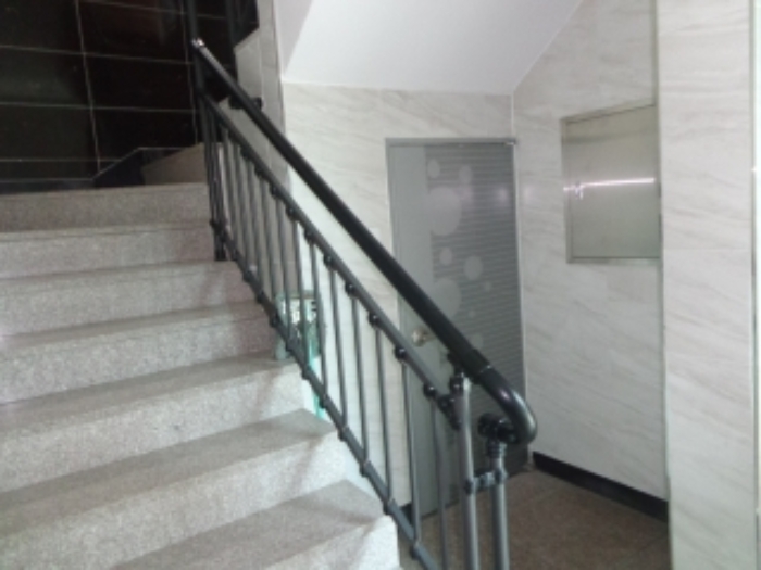 [목록 2] 지상 1층에서 지상 2층으로 올라가는 계단과 그 주변의 모습