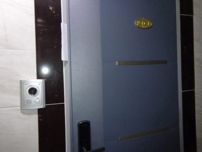 [목록 2] 지상 2층 201호 현관 출입문 모습